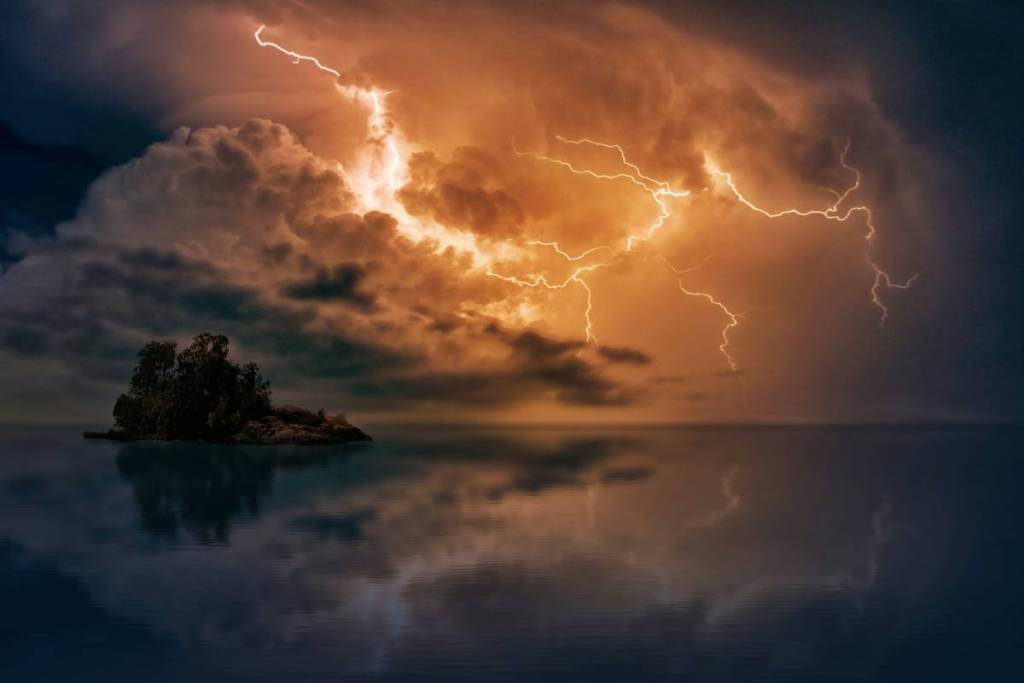 The exact times the Met Office has issued a Yellow Thunderstorm Weather Warning for Edinburgh and the rest of Scotland