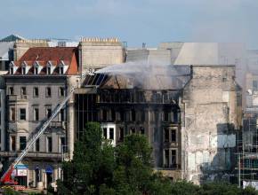 A huge fire broke out in a disused building on Princes Street in Edinburgh