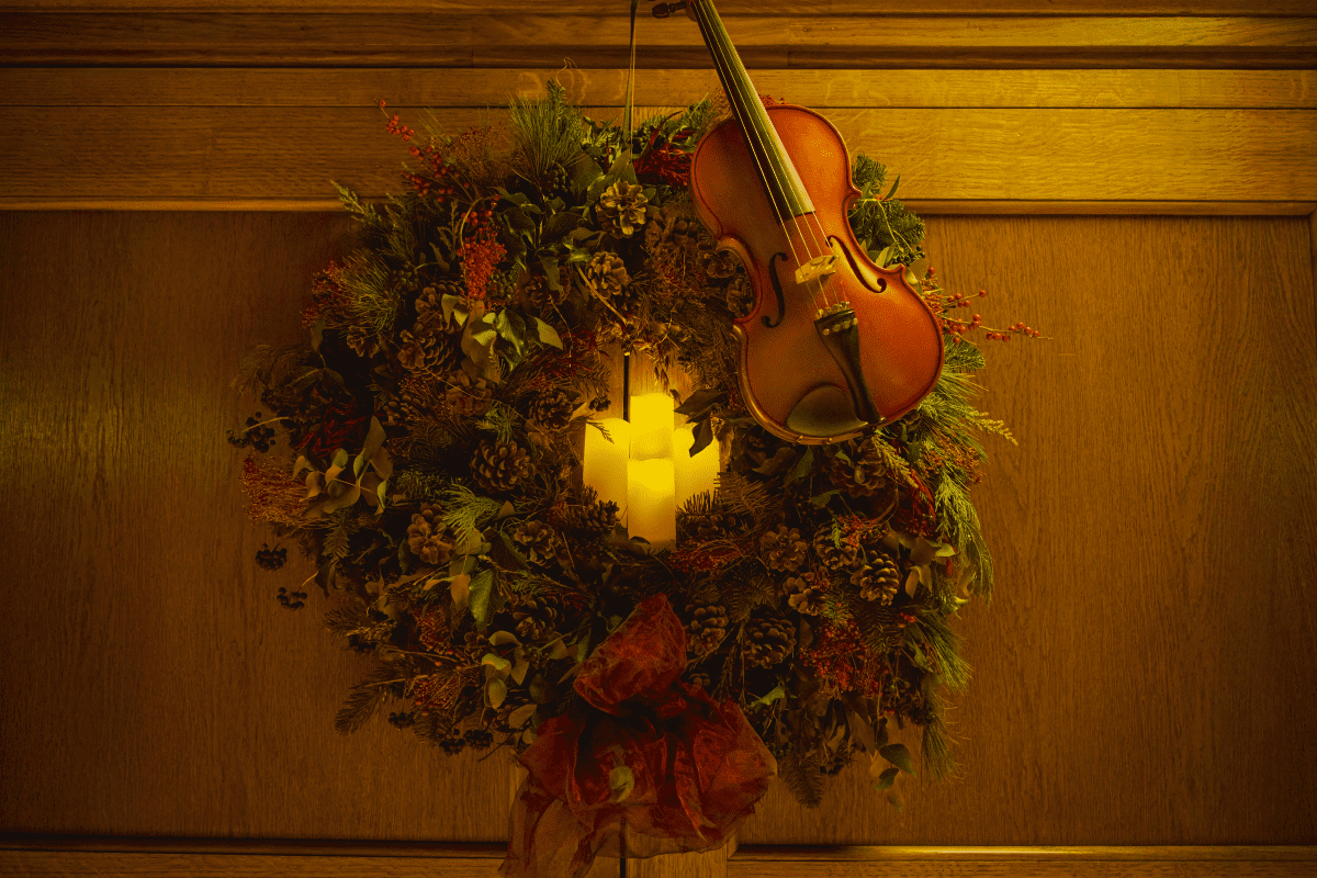 A wreath, violin and candles at a Candlelight concert