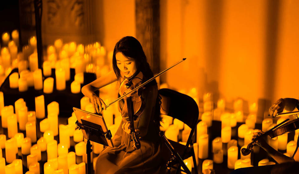 La serata più romantica di Amsterdam con luci del XVII secolo e archi moderni: ecco come prendere i biglietti per Bridgerton X Candlelight