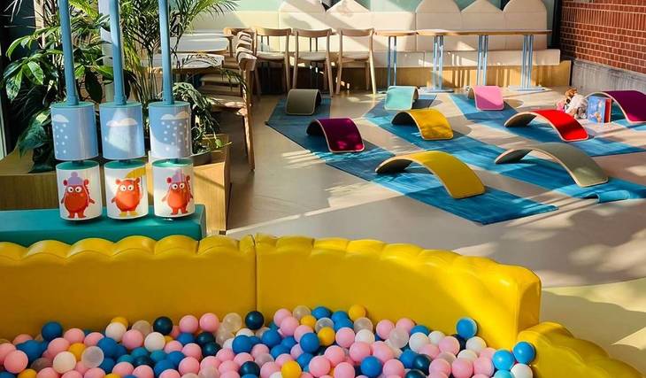Der ultimative Führer zu Amsterdams besten Spielplätzen, wo Kinder frei spielen und Eltern sich entspannen können