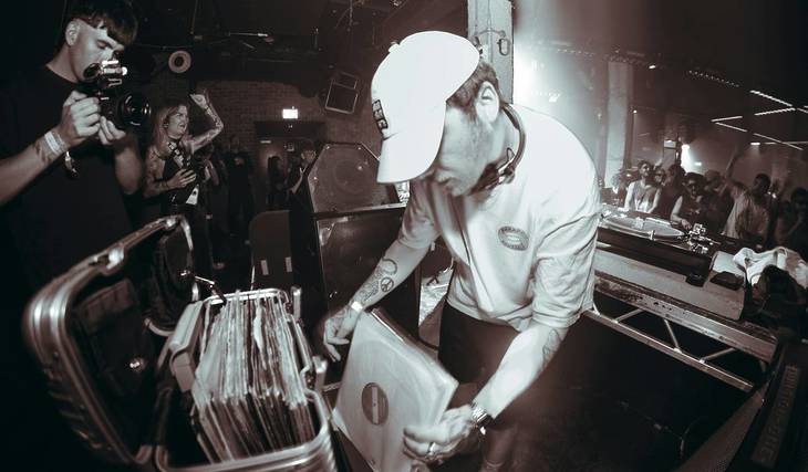 Een gids voor muziekliefhebbers over de underground scene van Amsterdam – platenzaken, podia en alles daartussenin