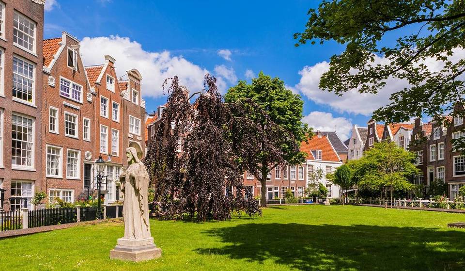Échapper à la foule : Trouver la sérénité dans les 5 meilleures cours cachées d&rsquo;Amsterdam