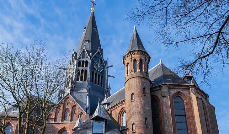 Lo storico gioiello di 150 anni di Amsterdam bruciato nelle prime ore del giorno di Capodanno