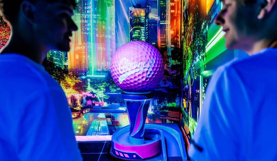 Minigolf war noch nie so spannend: Tauche ein in die im Dunkeln leuchtende Welt von GlowGolf und meistere 15 Löcher voller Farben und Überraschungen.