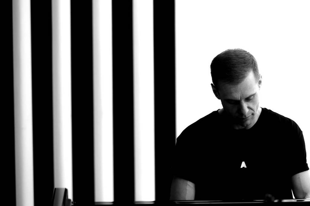 Armin van Buuren al pianoforte