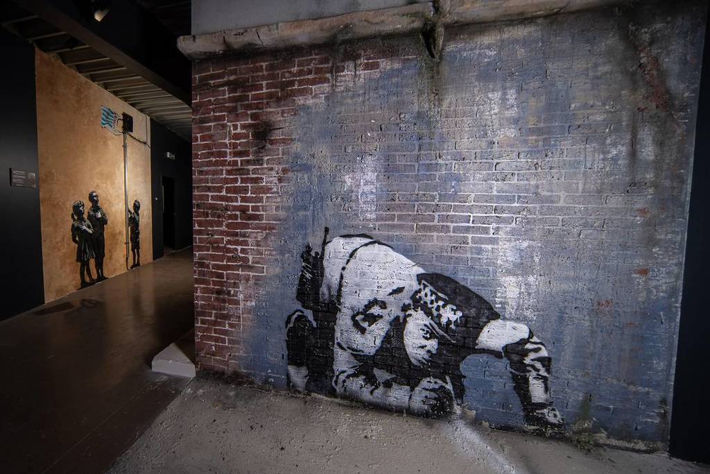 Arte callejero de Banksy que muestra a un agente de policía británico.