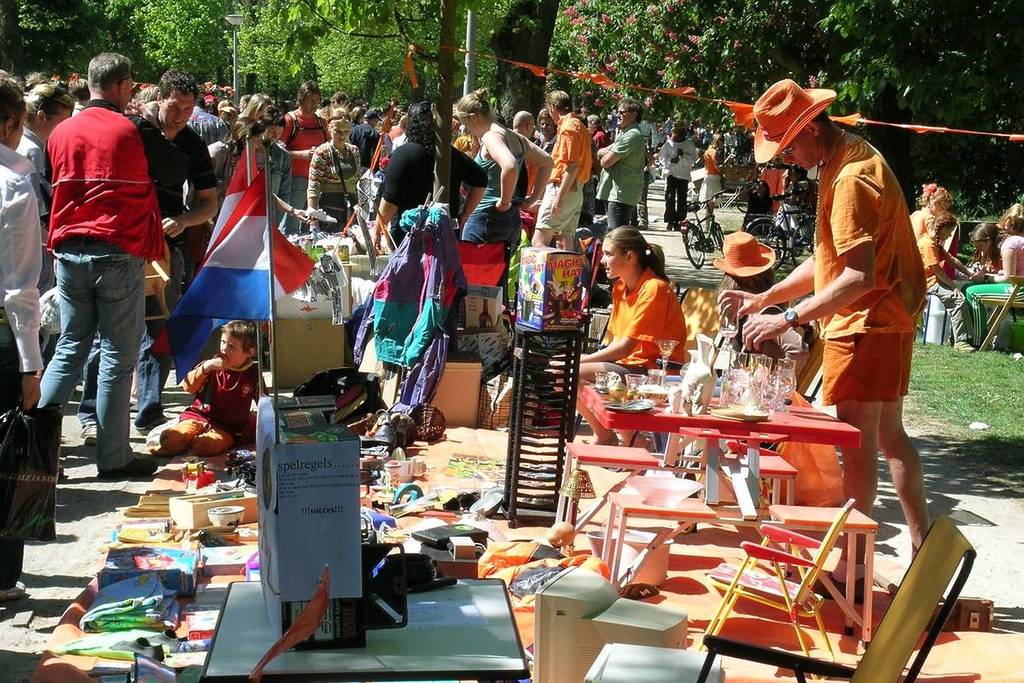 Vrijmarkt am Koningsdag in Amsterdam