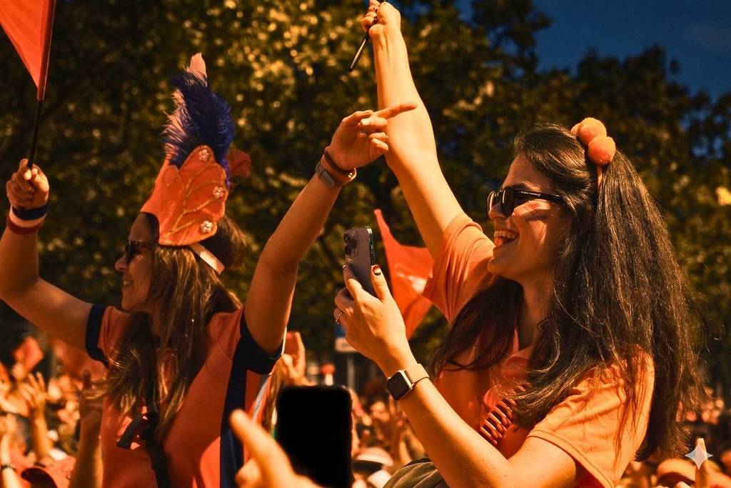 Frauen feiern Koningsnacht bei einer Nachbarschaftsparty in Amsterdam!