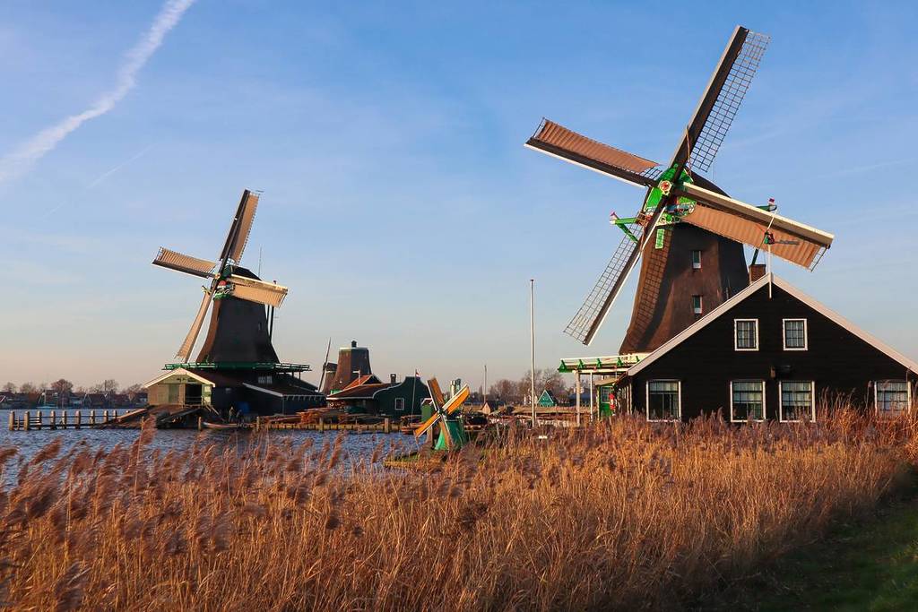 Panorama pittoresco sugli iconici mulini a vento olandesi presso lo Zaanse Schans