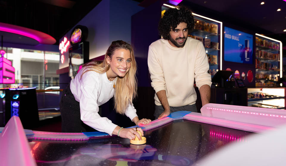 Een reis terug naar je kindertijd: Op deze exclusieve locatie in Amsterdam beleef je nostalgische momenten met meer dan 90 verschillende arcadegames zoals Mario Kart en Pac-Man.