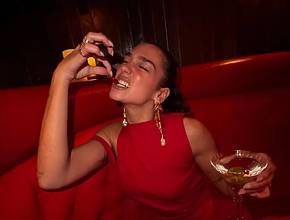 Dua Lipa consiglia il suo ristorante preferito ad Amsterdam per una serata romantica da sogno nella sua nuova guida su Google Maps