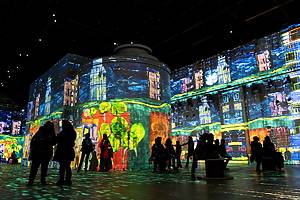 De geliefde Klimt-tentoonstelling is nu te zien in Amsterdam. Stap binnen in een immersieve wereld van 3.800 m² in het grootste digitale kunstcentrum van Nederland en ervaar ‘De Kus’ 