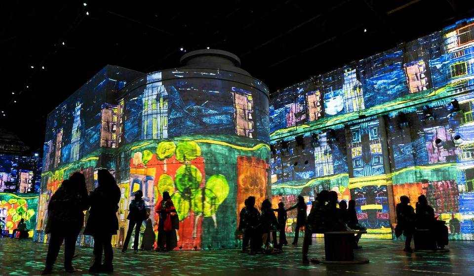 De geliefde Klimt-tentoonstelling keert terug naar Amsterdam. Stap binnen in een immersieve wereld van 3.800 m² in het grootste digitale kunstcentrum van Nederland en ervaar ‘De Kus’ 