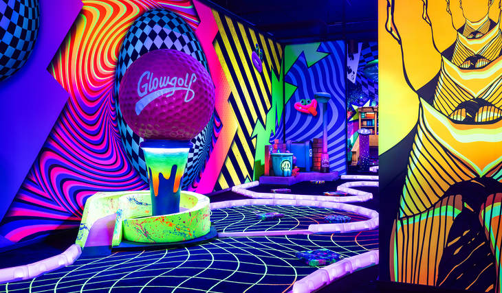 15 kleurrijke holes vol actie: beleef een magisch potje minigolf bij GlowGolf Amsterdam