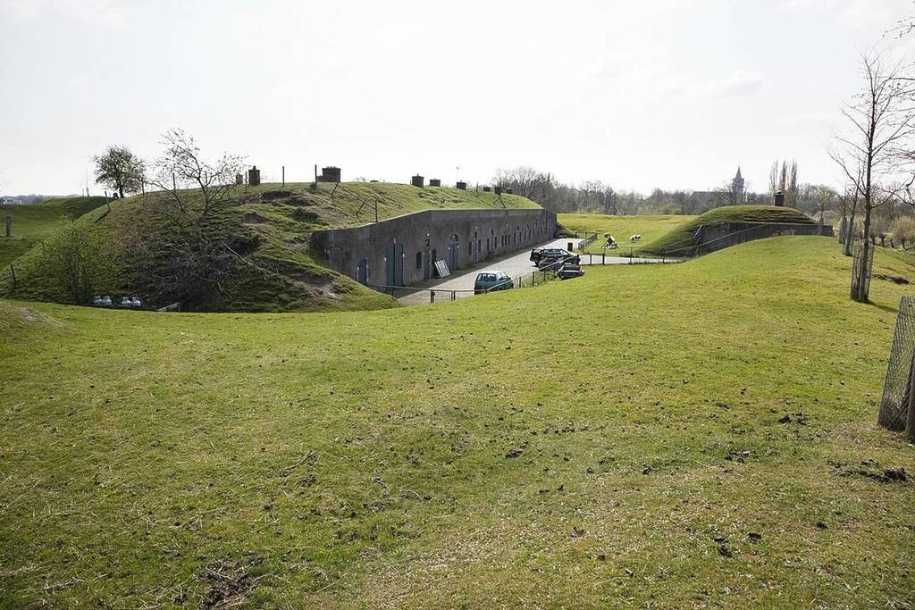Caserme storiche in cemento armato, a prova di bomba, costruite nei bastioni ondulati e ricoperti d'erba della fortezza.