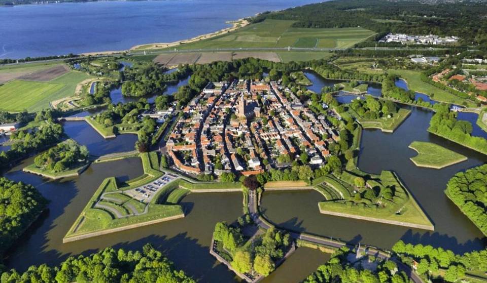 Op slechts 40 minuten van Amsterdam vind je een van Europa’s best bewaarde 17e-eeuwse UNESCO-sterrenforten, compleet met een dubbele grachtenring en militaire vestingwerken 
