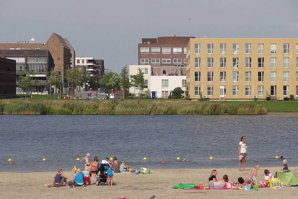 Playa en IJburg llena de niños y familias con vistas a IJburg