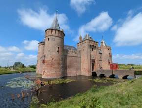 Op slechts 25 minuten van Amsterdam stap je in een 700 jaar oud sprookjeskasteel waar zelfs Walt Disney jaloers op zou zijn