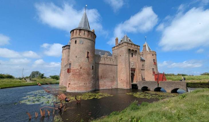Op slechts 25 minuten van Amsterdam stap je in een 700 jaar oud sprookjeskasteel waar zelfs Walt Disney jaloers op zou zijn