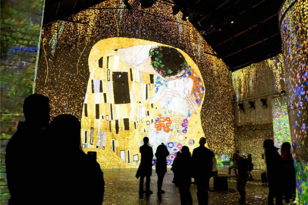 La gente contempla «El beso» de Gustav Klimt en una exposición en 3D
