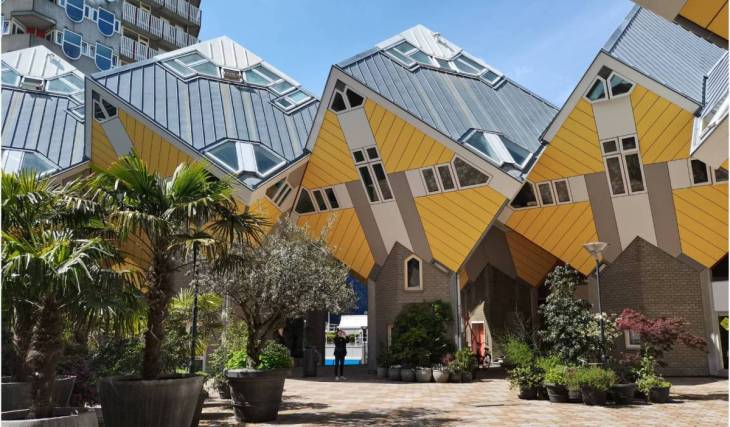 Slechts 50 minuten van Amsterdam ligt dit bizarre geometrische meesterwerk op palen – en je kunt er tegenwoordig zelf overnachten om het te ervaren!