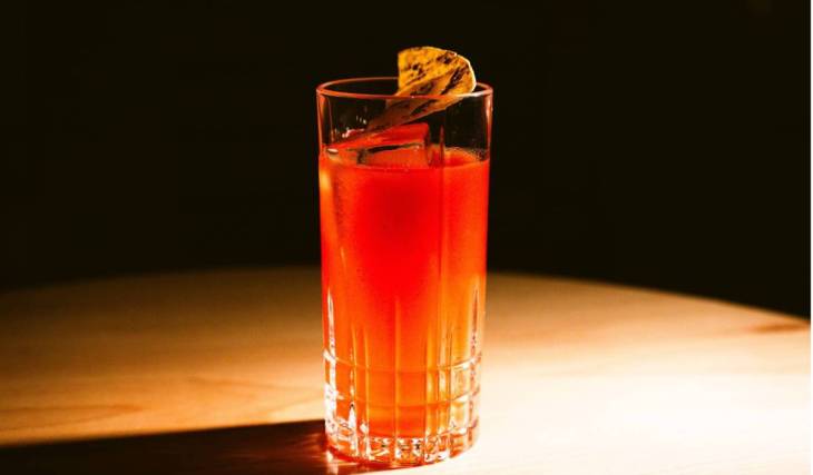 De beste cocktailbars in Amsterdam: van verborgen speakeasies tot luxe skybars
