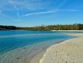 Op 2 uur rijden van Amsterdam vind je de ‘Caraïben van Nederland’: dit idyllische natuurfenomeen in Drenthe, met een gigantisch wit zandstrand en kristalhelder zwemwater, is de ultieme tropische ontsnapping in eigen land