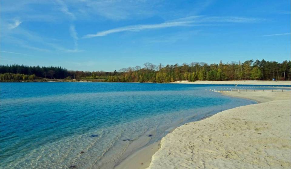 À 2 heures de route d&rsquo;Amsterdam, tu trouveras les « Caraïbes des Pays-Bas » : ce phénomène naturel idyllique situé en Drenthe, avec son immense plage de sable blanc et ses eaux de baignade cristallines, est l&rsquo;évasion tropicale par excellence sans quitter le pays