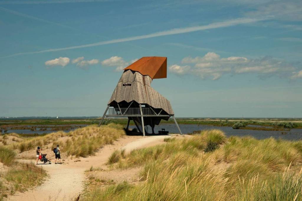 Une photo d’architecture d’un observatoire d’oiseaux moderne et durable sur les Wadden de Marker, conçu par le cabinet d’architectes Ziegler | Branderhorst.
