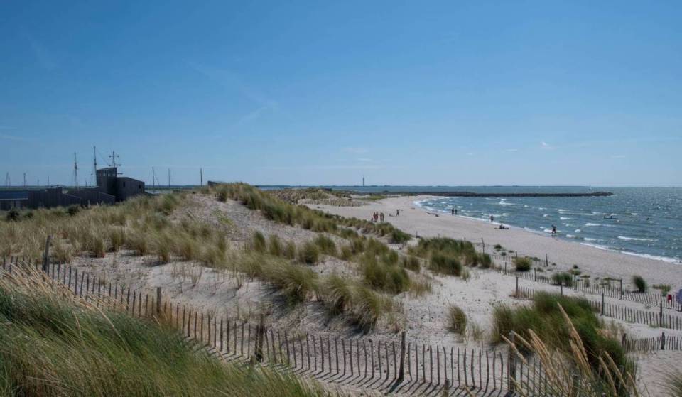 À un peu moins de 45 km au nord d’Amsterdam, tu trouveras le tout dernier coin des Pays-Bas : cet archipel artificiel dans le Markermeer est un paradis naturel sauvage où tu peux passer la nuit