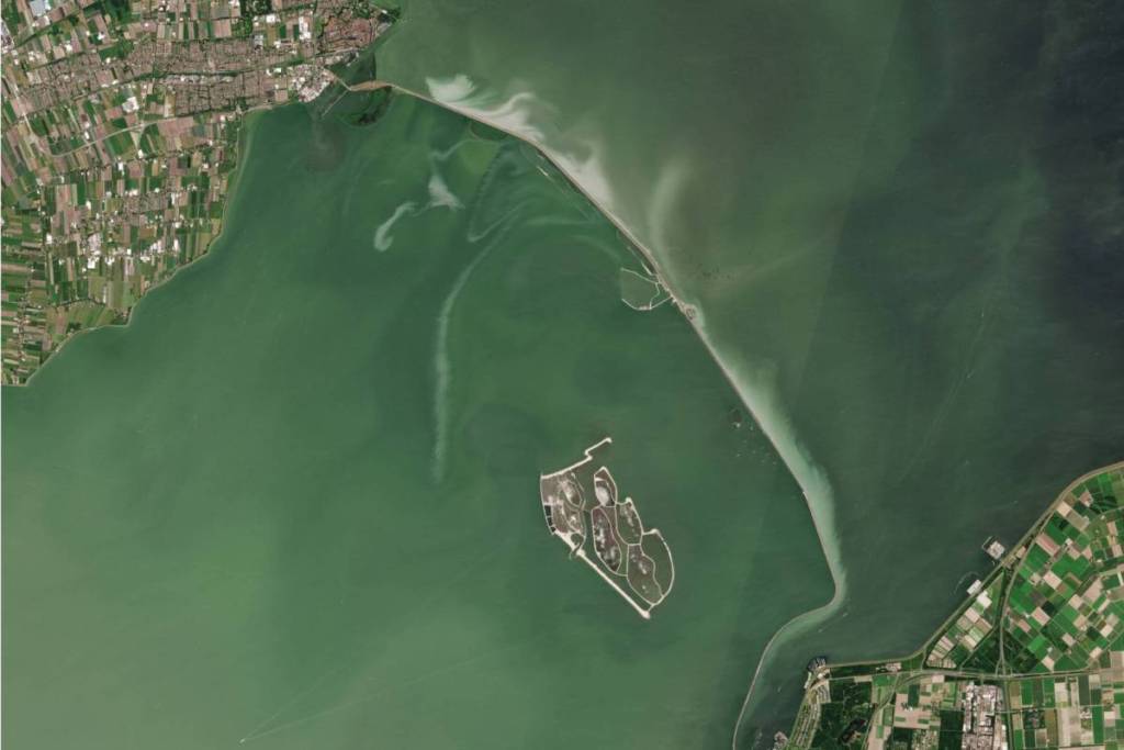 Une photo satellite des Marker Wadden dans le Markermeer, avec la côte du Flevoland et de la Hollande-Septentrionale visible au loin.