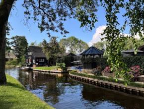 Op slechts 1u30 van Amsterdam ligt het kleine Venetië van Nederland, een sprookjesachtig dorp waar het leven zich afspeelt op de idyllische wandelpaden en grachten waardoor het altijd wordt verkozen tot een van de allermooiste dorpen ter wereld.