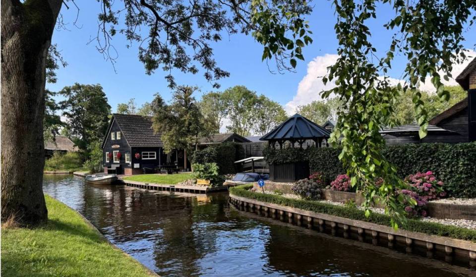 Nur 1 Stunde und 30 Minuten von Amsterdam entfernt liegt das kleine Venedig der Niederlande, ein märchenhaftes Dorf, in dem sich das Leben auf den idyllischen Spazierwegen und Kanälen abspielt, weshalb es immer wieder zu einem der schönsten Dörfer der Welt gewählt wird.