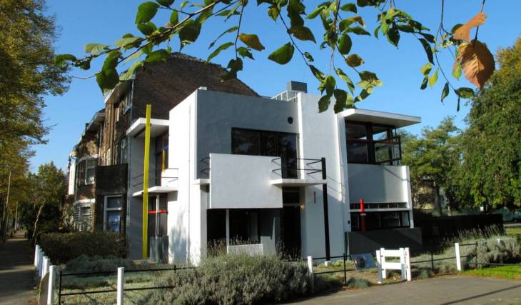 Dit UNESCO-meesterwerk op slechts 1 uur van Amsterdam werd door twee rebellen ontworpen als een ‘Tiny House’ met een magisch transformeerbaar interieur dat zijn tijd een eeuw ver vooruit was