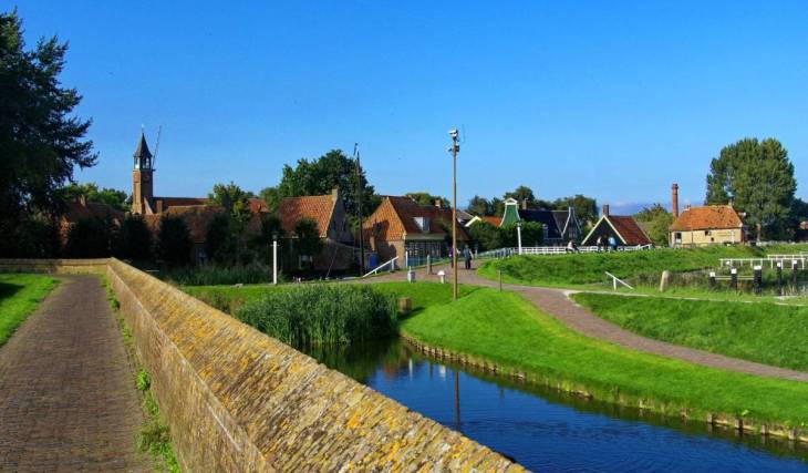 Op slechts 45 minuten rijden van Amsterdam stapt u terug in de tijd in een idyllisch dorp dat eigenlijk een geheime puzzel is van geredde historische huizen