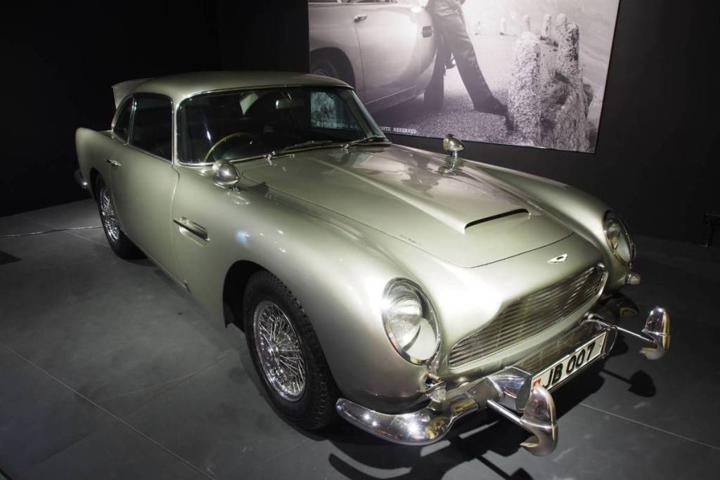 Der originale silberne Aston Martin DB5 von James Bond aus dem Jahr 1964 mit eingebauten Gadgets, ausgestellt im Louwman-Museum in Den Haag.