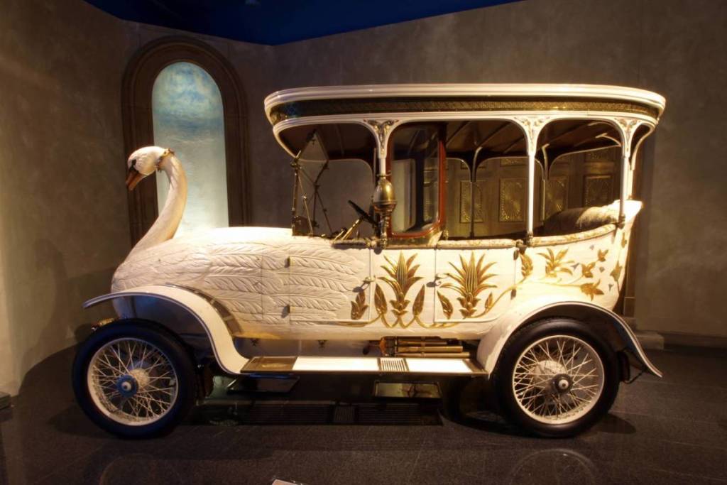 Der exzentrische „Brooke Swan Car“ von 1910, ein weißes Auto in Form eines Schwans mit goldenen Details, im Louwman-Museum.