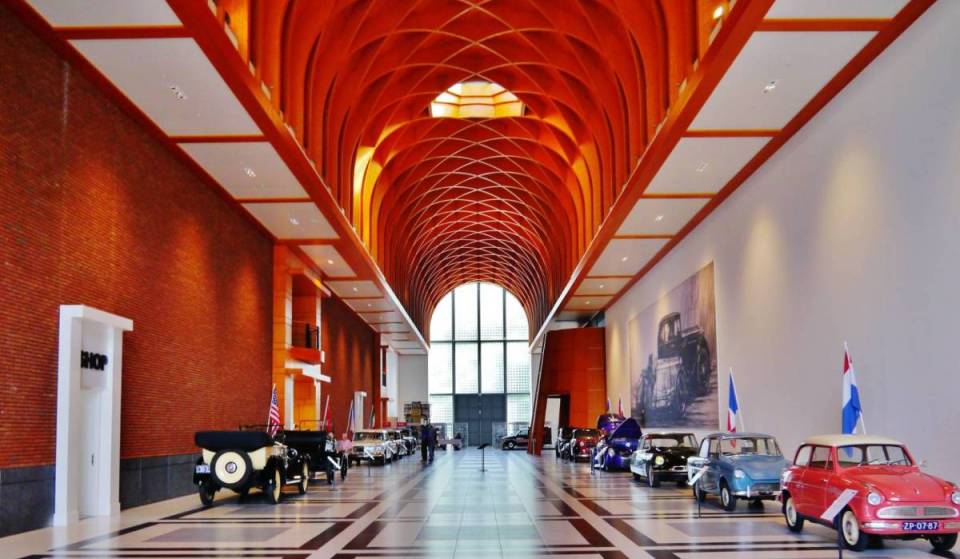 Etwa 50 Minuten von Amsterdam entfernt befindet sich die weltweit größte Autosammlung aus dem Jahr 1910 und älter, darunter das echte James-Bond-Auto von 1964, Elvis’ Cadillac und ein Schwanenauto, das kochendes Wasser ausspuckt