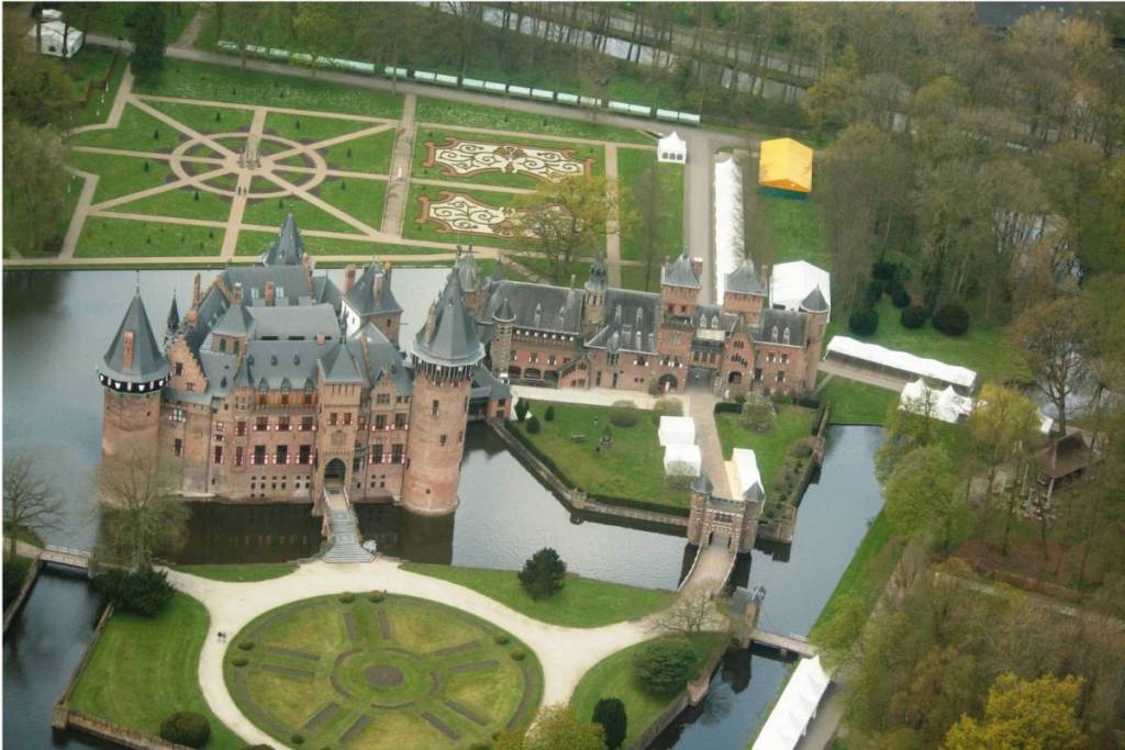 Foto aérea del castillo de Haar con una vista completa del castillo neogótico, los canales que lo rodean y los jardines geométricos del castillo.