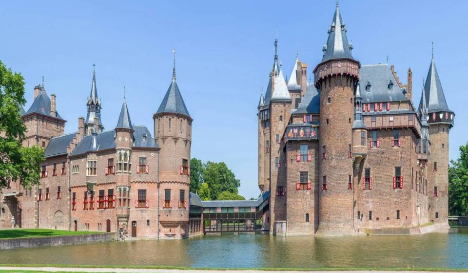 A soli 35 minuti di macchina da Amsterdam si trova questo castello che, grazie alla fortuna dei Rothschild, era più lussuoso del palazzo reale e fece trasferire un intero villaggio per realizzare un giardino gigantesco
