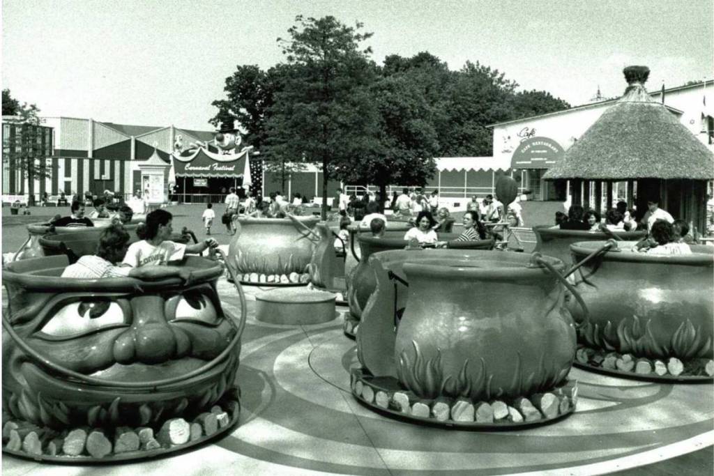 Historic black-and-white photo of the “Monsieur Cannibale” attraction at Efteling with visitors in spinning cooking pots