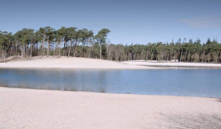 Op nog geen uur rijden van Amsterdam schuilt een tropisch paradijs met hagelwit zand, dat afgegraven werd voor een militaire verdedigingslinie en een eiland met houten loopbruggen in het midden verbergt