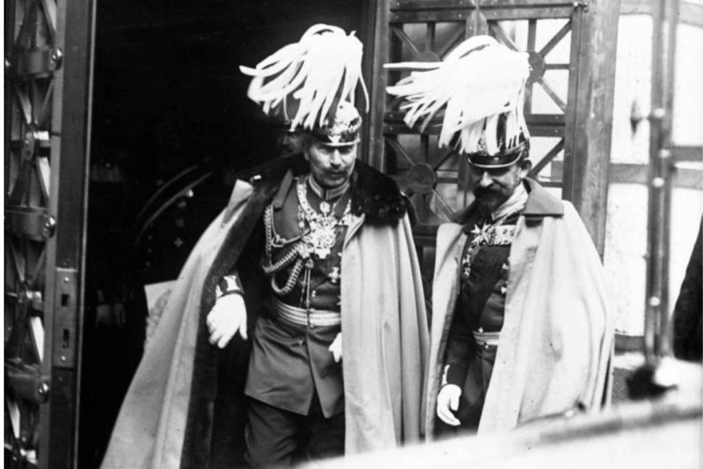 L'empereur allemand Guillaume II en uniforme militaire, avec un casque de cérémonie orné de plumes et un manteau.