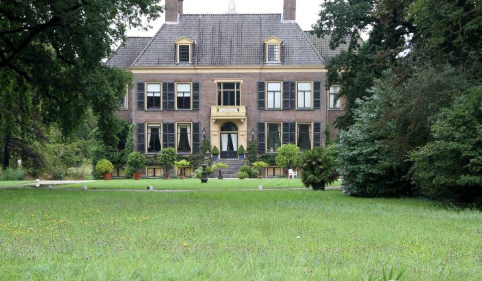 Just an hour’s drive from Amsterdam, an imperial estate lies hidden in the woods, where the last German emperor arrived after his flight with 64 train cars full of gold, silver, and art