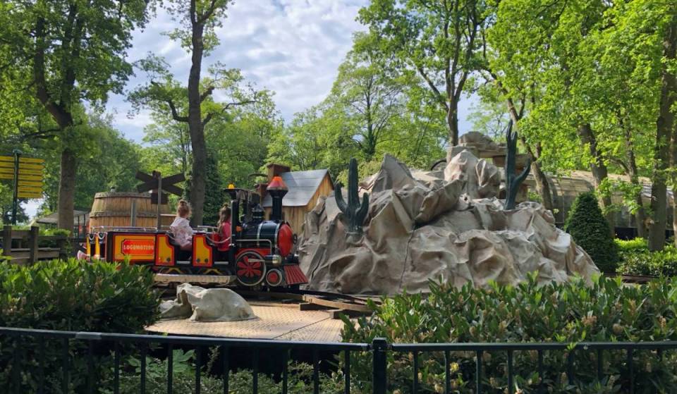 Nur 45 Autominuten von Amsterdam entfernt liegt ein legendärer Freizeitpark, der einst mit einer Skipiste auf Tannennadeln begann, das Verschwinden eines jahrhundertealten Schlosses miterlebte und heute den größten Wasserpark der Benelux-Länder beherbergt