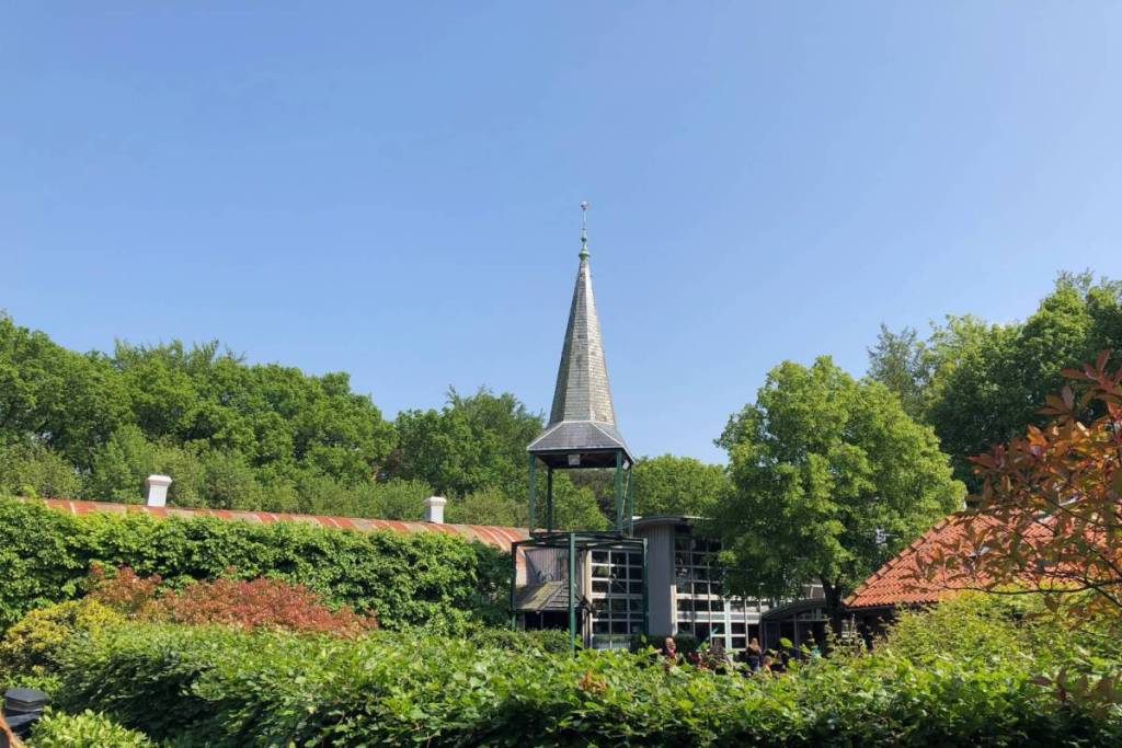 Het karakteristieke spitse torentje van het gesloopte zeventiende-eeuwse landhuis, omgeven door bomen op Landgoed Duinrell.
