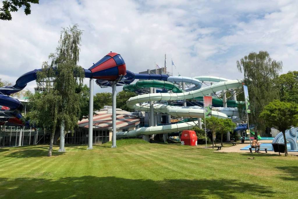 De kleurrijke buitenglijbanen en trechterglijbaan van het Tikibad op het groene terrein van Landgoed Duinrell in Wassenaar.