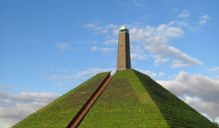 Op slechts 45 minuten rijden van Amsterdam, diep verscholen in de bossen van de Utrechtse Heuvelrug, staat een 33 meter hoge piramide die het leger van Napoleon in amper 27 dagen bouwde