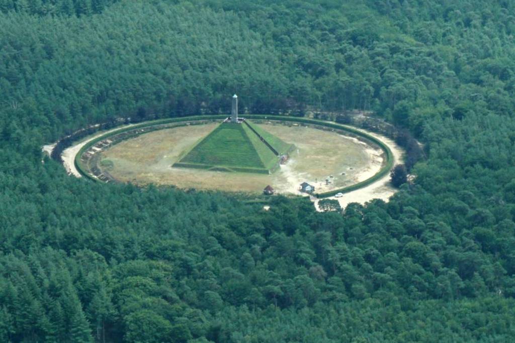 Luchtfoto van de Pyramide van Austerlitz, verscholen op een cirkelvormige open plek midden in de bossen van de Utrechtse Heuvelrug.